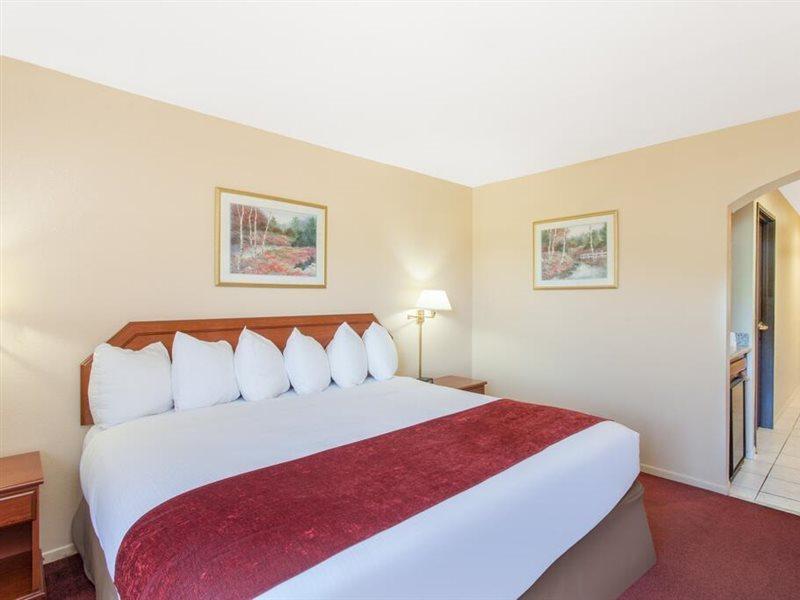 Ramada By Wyndham Fresno Northwest Hotel Exterior photo