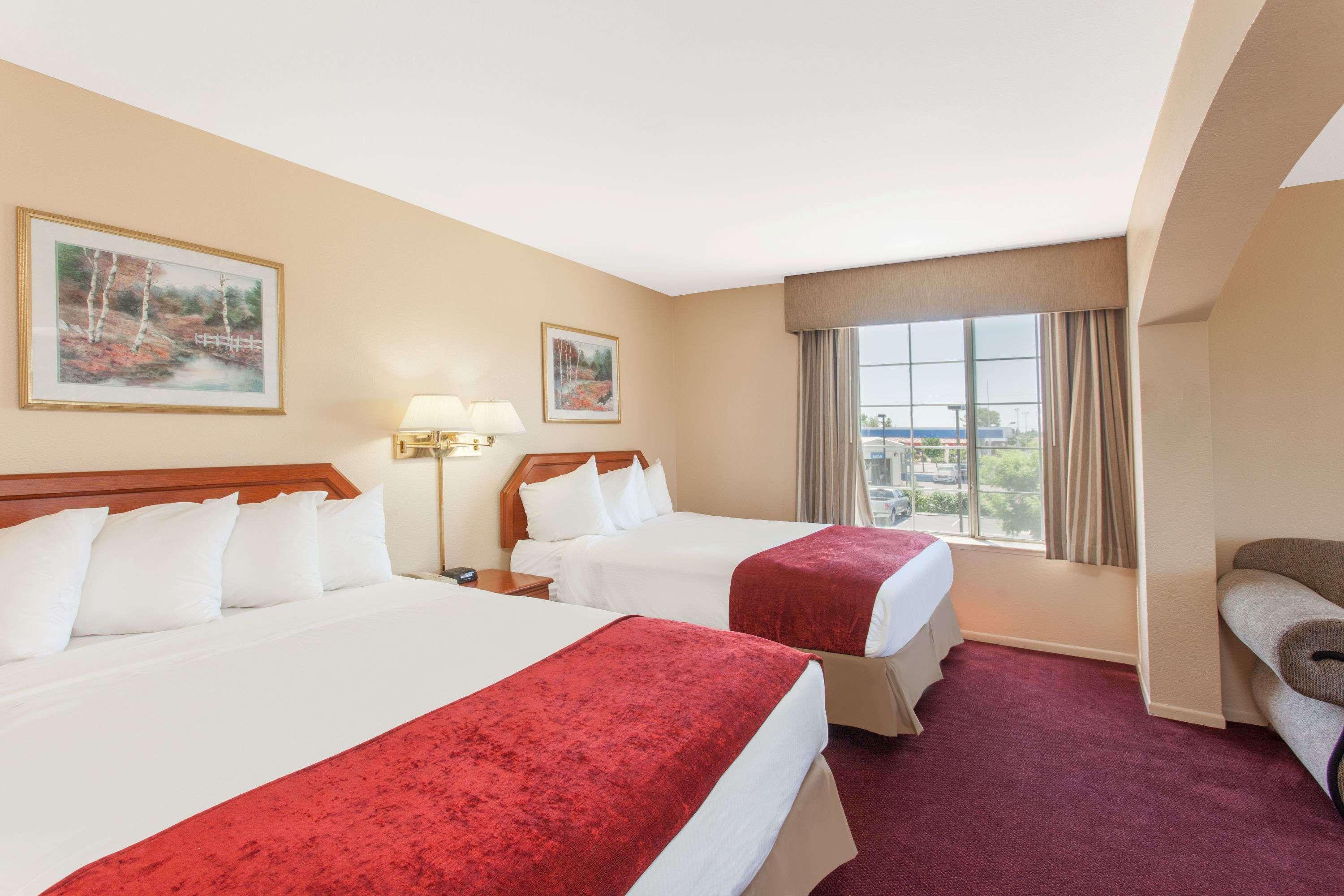Ramada By Wyndham Fresno Northwest Hotel Exterior photo