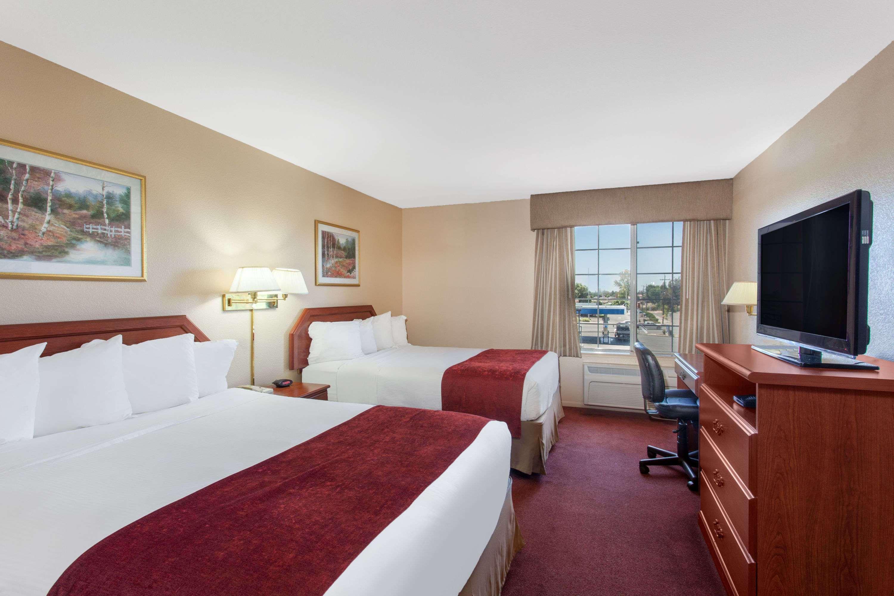 Ramada By Wyndham Fresno Northwest Hotel Exterior photo