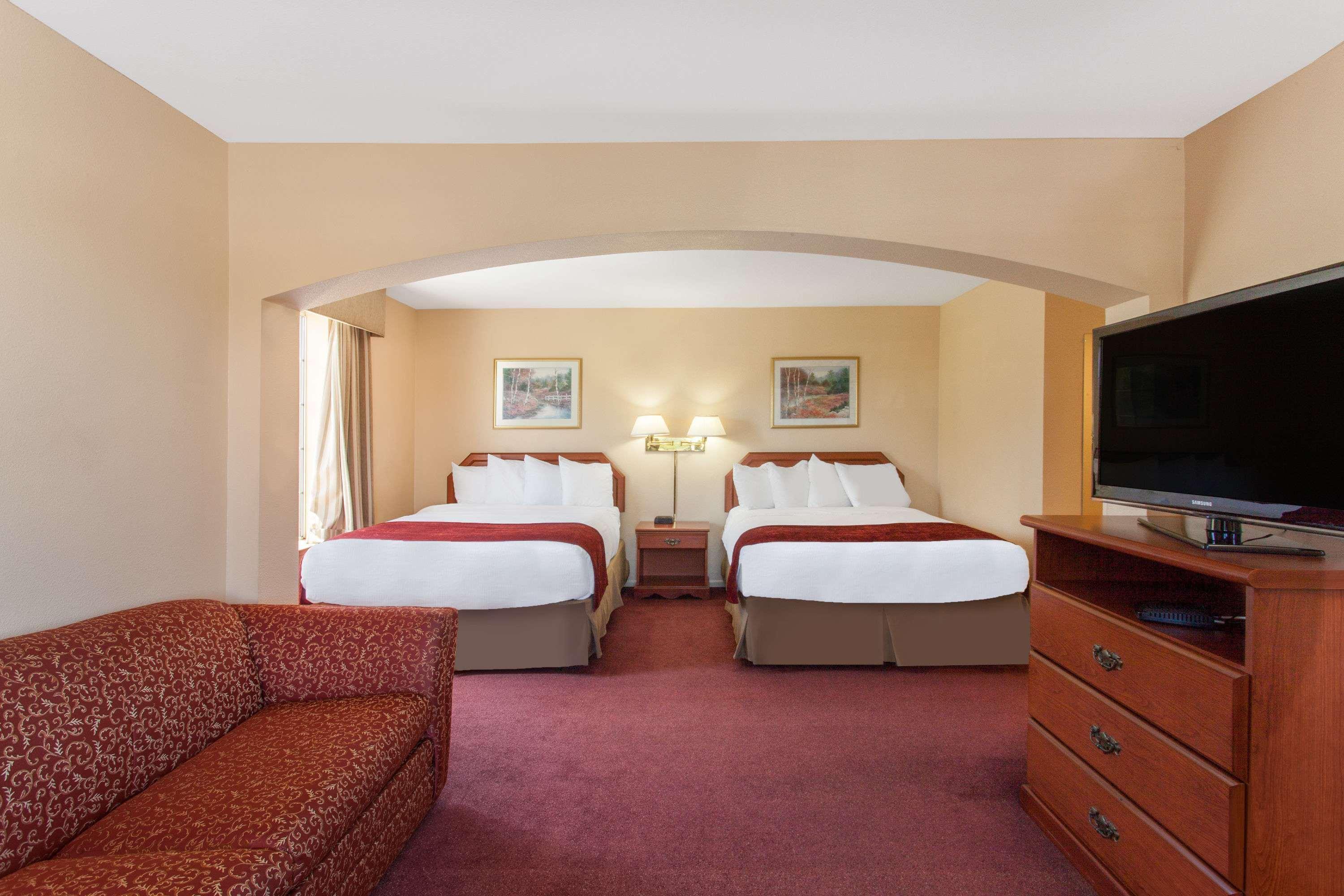 Ramada By Wyndham Fresno Northwest Hotel Exterior photo