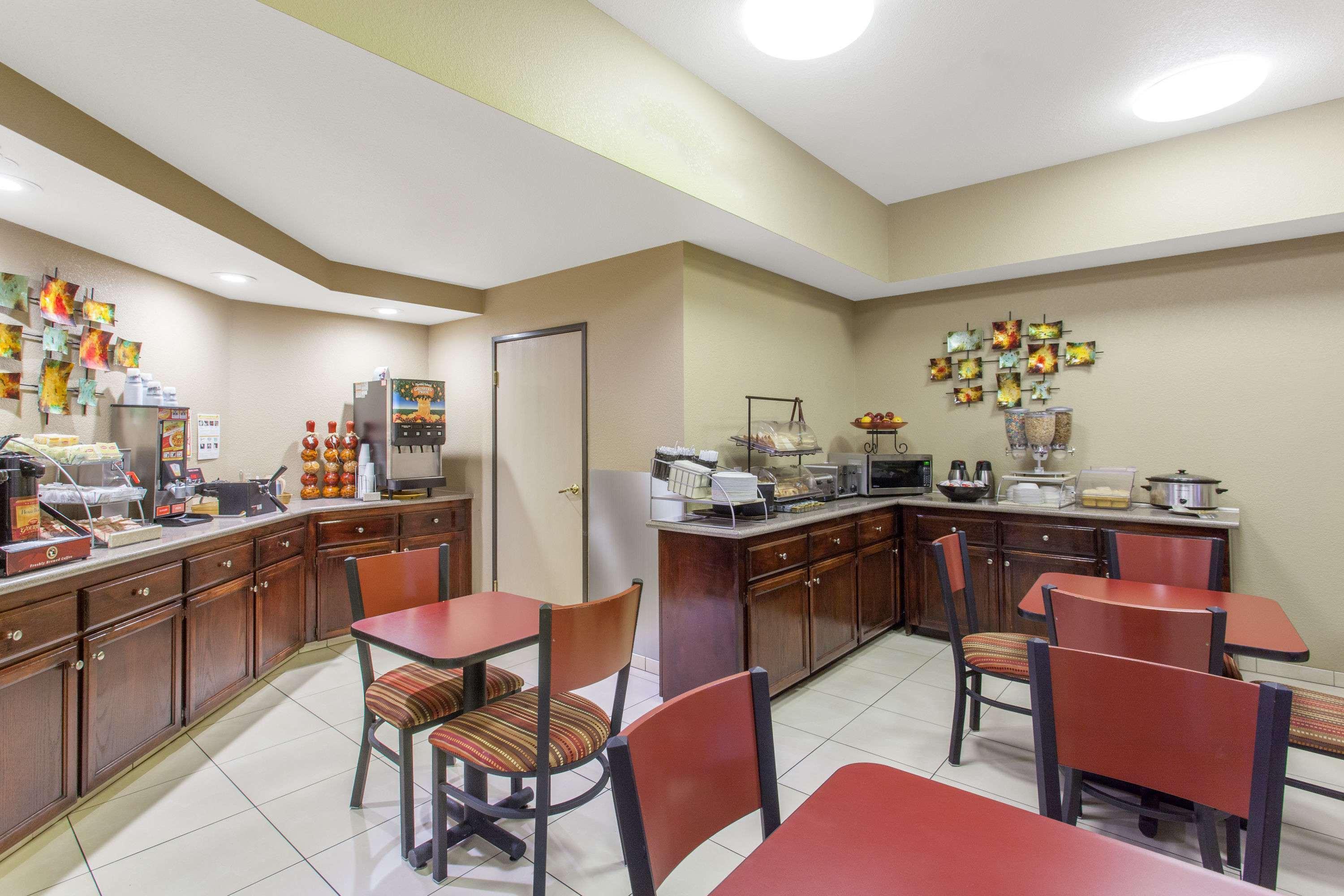 Ramada By Wyndham Fresno Northwest Hotel Exterior photo