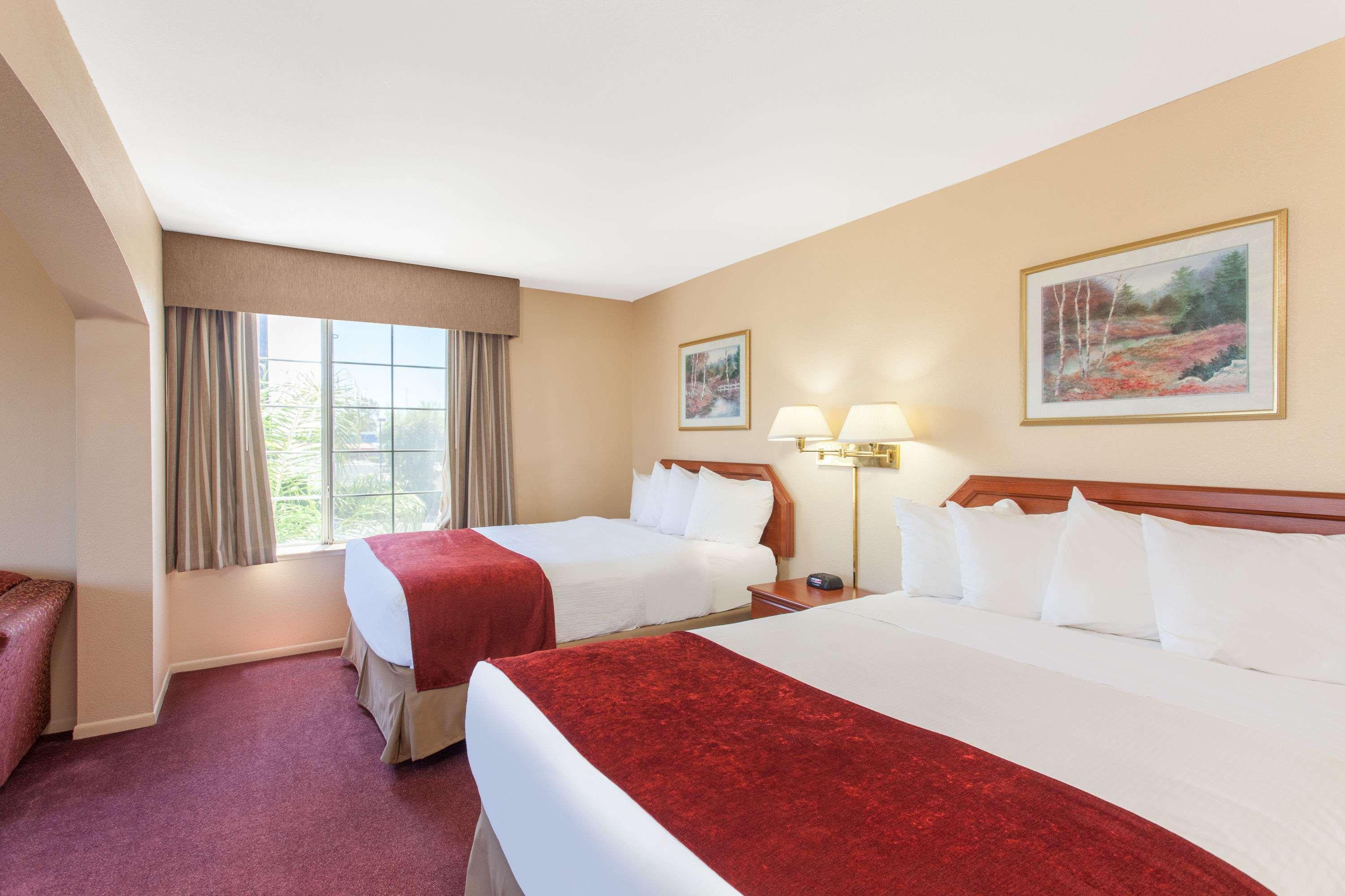 Ramada By Wyndham Fresno Northwest Hotel Exterior photo