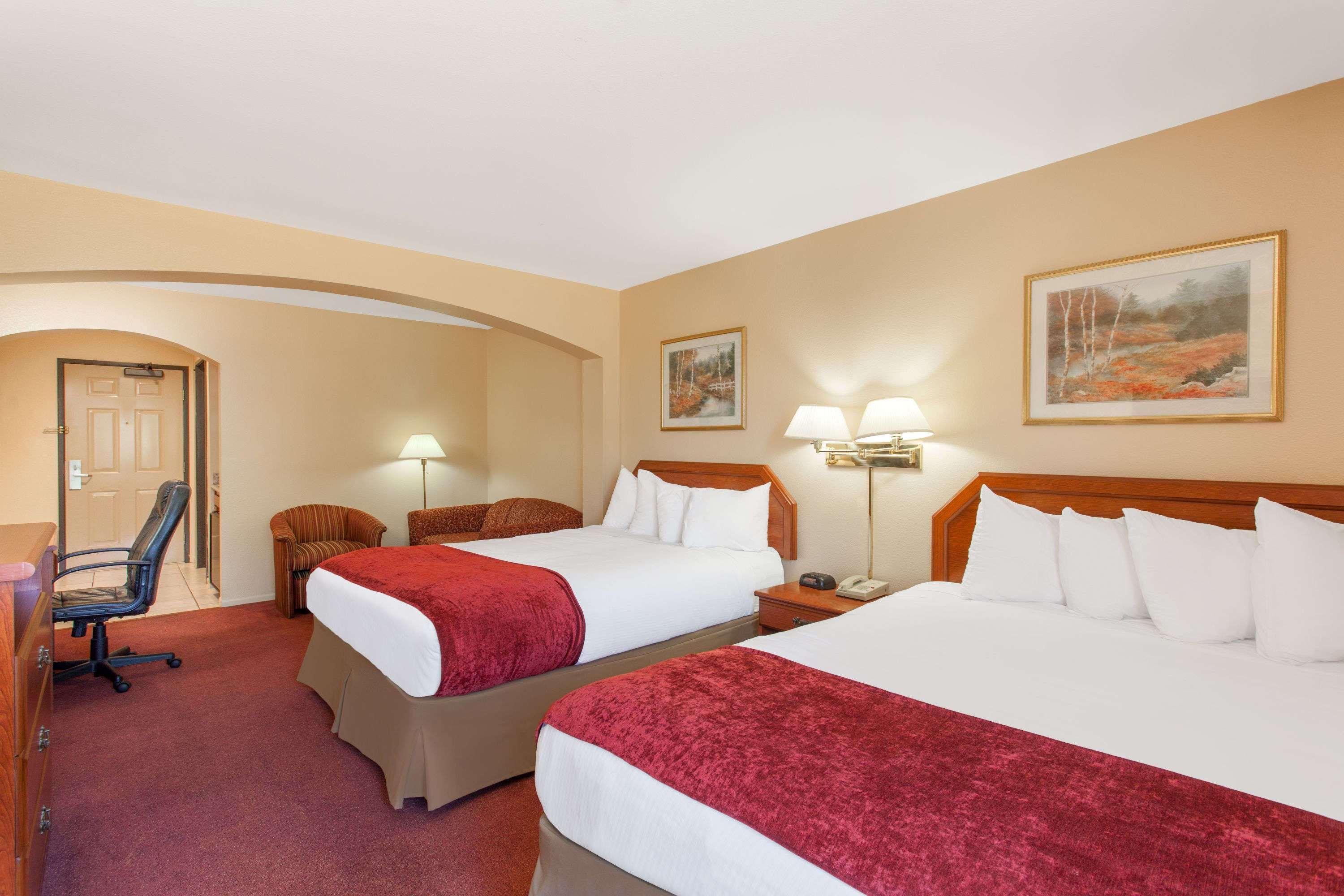 Ramada By Wyndham Fresno Northwest Hotel Exterior photo