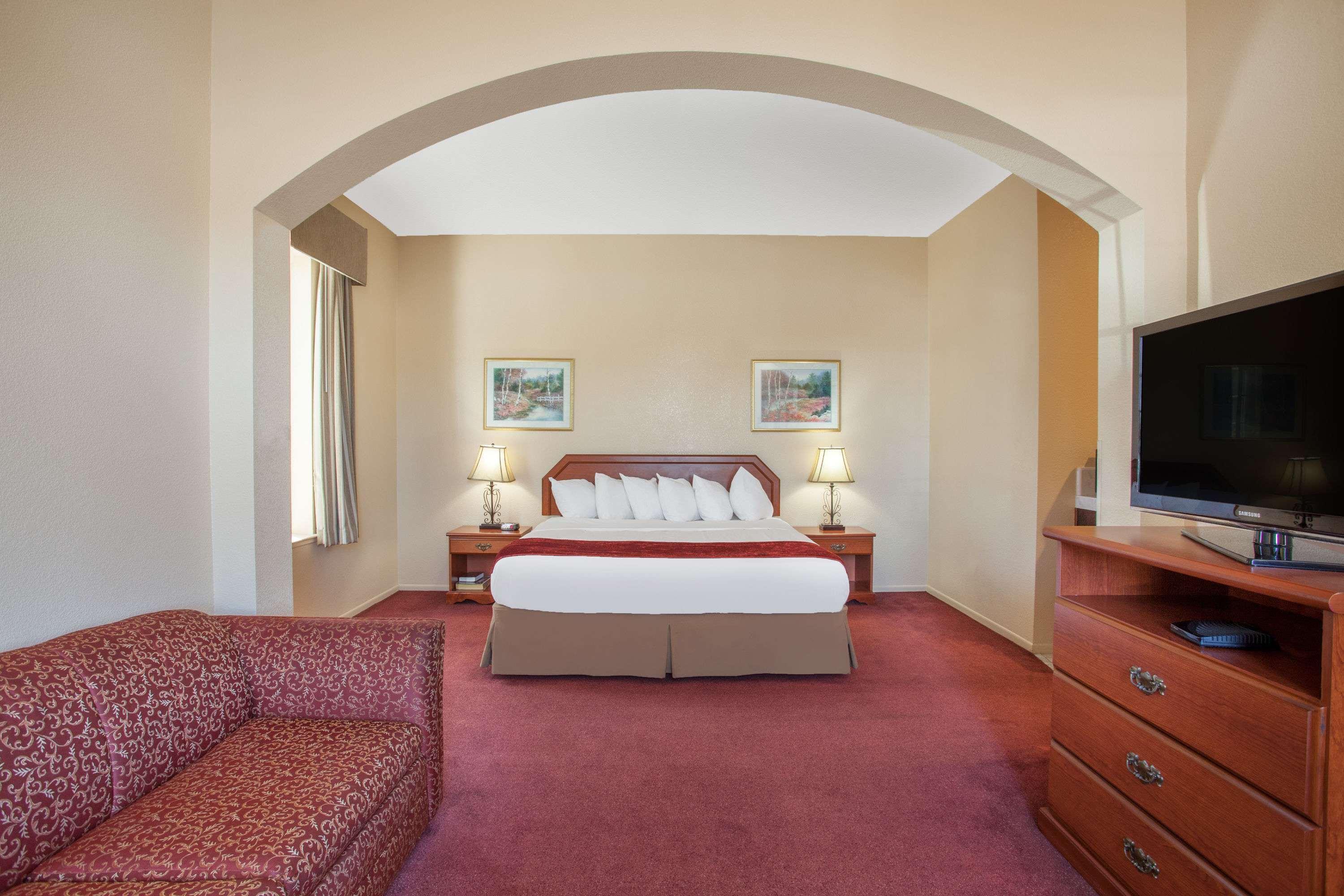 Ramada By Wyndham Fresno Northwest Hotel Exterior photo